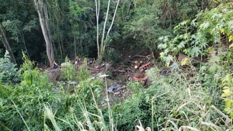 foto de Caminhão cai em ribanceira após colisão com motociclista e três pessoas morrem