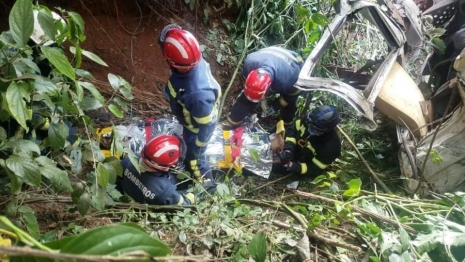 foto de Caminhão cai em ribanceira após colisão com motociclista e três pessoas morrem