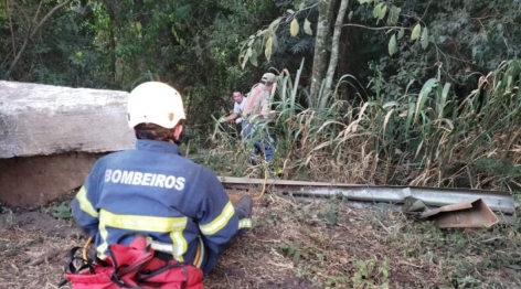 foto de Caminhão cai em ribanceira após colisão com motociclista e três pessoas morrem