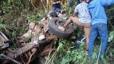 foto de Caminhão cai em ribanceira após colisão com motociclista e três pessoas morrem