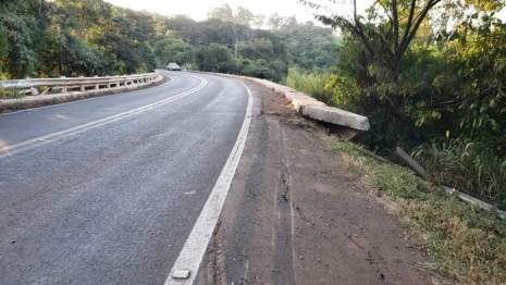 foto de Caminhão cai em ribanceira após colisão com motociclista e três pessoas morrem