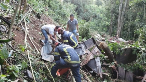 foto de Caminhão cai em ribanceira após colisão com motociclista e três pessoas morrem