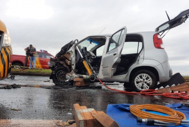 foto de Carro invade pista contrária e colide contra caminhonete, em Marialva