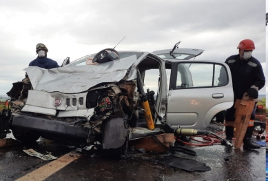 foto de Carro invade pista contrária e colide contra caminhonete, em Marialva