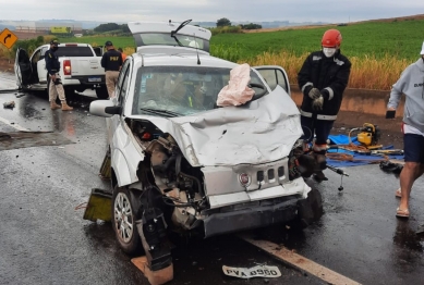 foto de Carro invade pista contrária e colide contra caminhonete, em Marialva