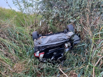 foto de Carro cai em ribanceira e duas pessoas ficam feridas na BR-376