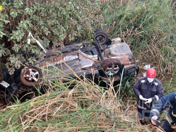 foto de Carro cai em ribanceira e duas pessoas ficam feridas na BR-376