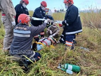 foto de Carro cai em ribanceira e duas pessoas ficam feridas na BR-376