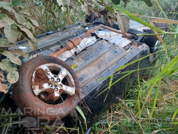 foto de Carro cai em ribanceira e duas pessoas ficam feridas na BR-376