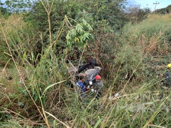 foto de Carro cai em ribanceira e duas pessoas ficam feridas na BR-376