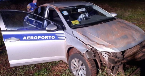 Taxista de 66 anos é socorrido após capotamento de veículo, em Maringá