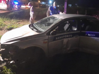 foto de Taxista de 66 anos é socorrido após capotamento de veículo, em Maringá