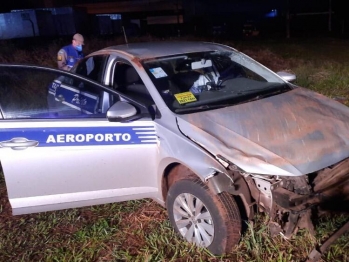 foto de Taxista de 66 anos é socorrido após capotamento de veículo, em Maringá