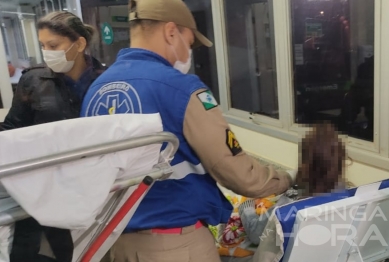 foto de Criança é socorrida após cair de cabine de carreta estacionada