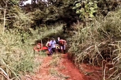 foto de Trator acoplado em uma carretinha perde o freio e tomba com oito pessoas