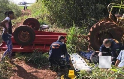 foto de Trator acoplado em uma carretinha perde o freio e tomba com oito pessoas