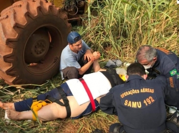 foto de Trator acoplado em uma carretinha perde o freio e tomba com oito pessoas