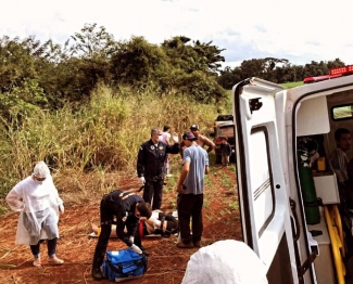 foto de Trator acoplado em uma carretinha perde o freio e tomba com oito pessoas