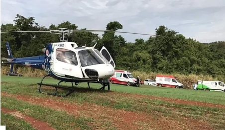 foto de Trator acoplado em uma carretinha perde o freio e tomba com oito pessoas