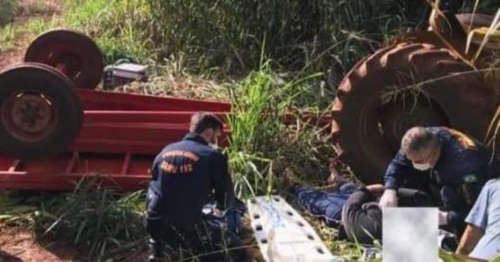 Trator acoplado em uma carretinha perde o freio e tomba com oito pessoas