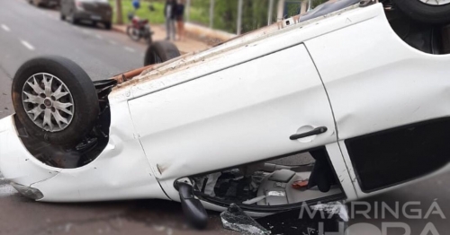 Carro capota na Avenida Alziro Zarur e mulher fica ferida em Maringá