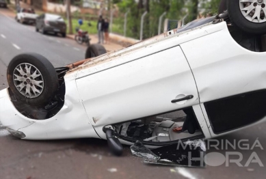 foto de Carro capota na Avenida Alziro Zarur e mulher fica ferida em Maringá