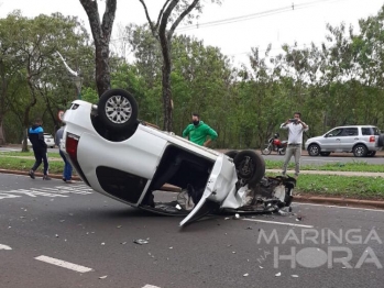 foto de Carro capota na Avenida Alziro Zarur e mulher fica ferida em Maringá