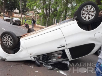 foto de Carro capota na Avenida Alziro Zarur e mulher fica ferida em Maringá