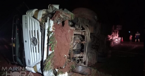 Carreta tomba ao tentar desviar de moto com faróis apagados na rodovia PR-317