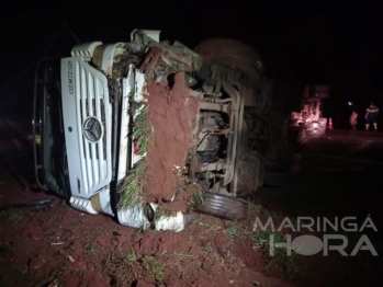 foto de Carreta tomba ao tentar desviar de moto com faróis apagados na rodovia PR-317