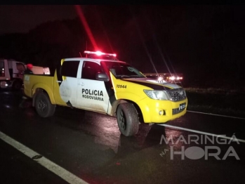 foto de Carreta tomba ao tentar desviar de moto com faróis apagados na rodovia PR-317