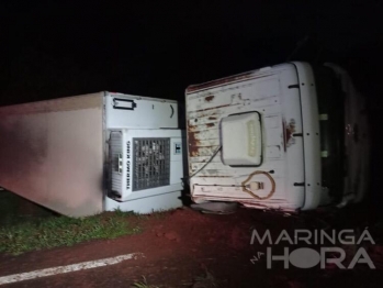 foto de Carreta tomba ao tentar desviar de moto com faróis apagados na rodovia PR-317