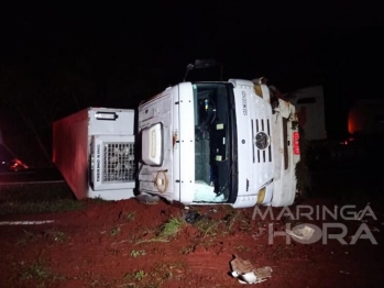 foto de Carreta tomba ao tentar desviar de moto com faróis apagados na rodovia PR-317