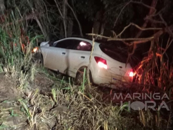 foto de Carreta tomba ao tentar desviar de moto com faróis apagados na rodovia PR-317