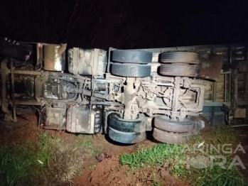 foto de Carreta tomba ao tentar desviar de moto com faróis apagados na rodovia PR-317