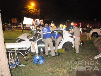 foto de Três pessoas ficam feridas após carro bater em árvore, em Maringá