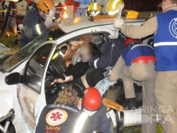 foto de Três pessoas ficam feridas após carro bater em árvore, em Maringá