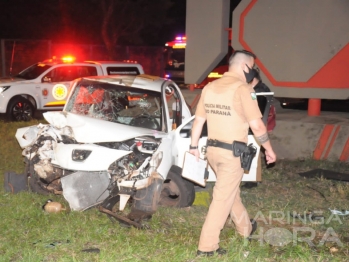 foto de Três pessoas ficam feridas após carro bater em árvore, em Maringá