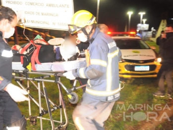 foto de Três pessoas ficam feridas após carro bater em árvore, em Maringá