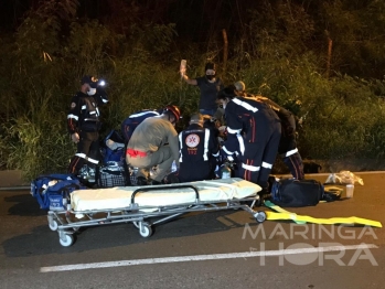 foto de Carro invade pista contrária e bate em 4 motociclistas no Contorno Sul de Maringá