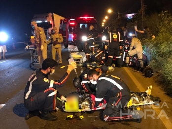 foto de Carro invade pista contrária e bate em 4 motociclistas no Contorno Sul de Maringá