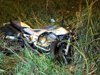 foto de Carro invade pista contrária e bate em 4 motociclistas no Contorno Sul de Maringá