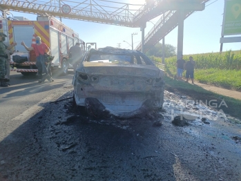 foto de Carro pega fogo na rodovia BR-376, no Jardim São Domingos