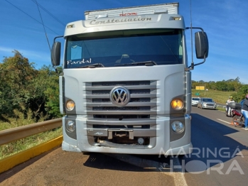 foto de Colisão traseira entre carro e caminhão deixa mulher ferida na BR-376