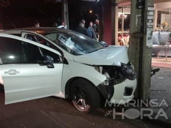 foto de Motorista com sintomas de embriaguez, foge da polícia, bate carro contra poste em Maringá