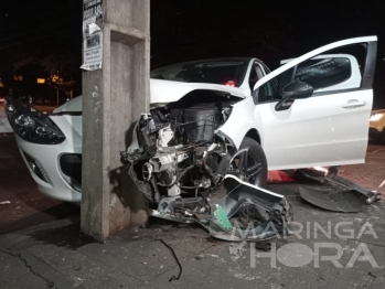 foto de Motorista com sintomas de embriaguez, foge da polícia, bate carro contra poste em Maringá