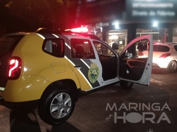 foto de Motorista com sintomas de embriaguez, foge da polícia, bate carro contra poste em Maringá