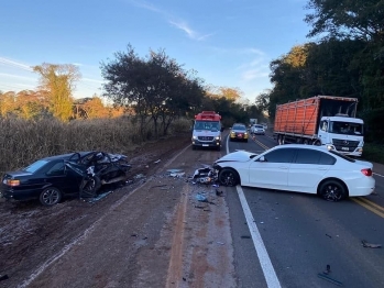 foto de Motorista fica gravemente ferido em colisão frontal na PR-323