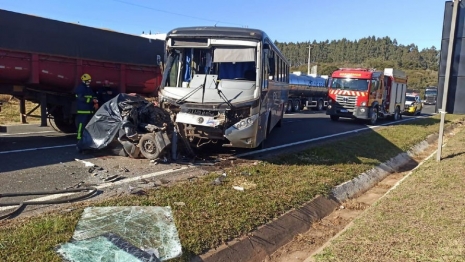 foto de Ônibus colide na traseira de carro e mata duas pessoas no Paraná