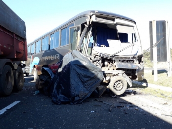 foto de Ônibus colide na traseira de carro e mata duas pessoas no Paraná